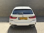 BMW 3-Serie Touring 320e M-pakket | 360 camera | Laser-LED | Sportstoelen | Leder/alcantara | Navigatie | Apple CarPlay | Head Up | 18 inch M-velgen | Stoelverwarming | Sfeerverlichting | Keyless | DAB | Elektrische achterklep | Volledig onderhouden