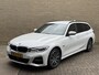 BMW 3-Serie Touring 320e M-pakket | 360 camera | Laser-LED | Sportstoelen | Leder/alcantara | Navigatie | Apple CarPlay | Head Up | 18 inch M-velgen | Stoelverwarming | Sfeerverlichting | Keyless | DAB | Elektrische achterklep | Volledig onderhouden