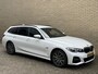 BMW 3-Serie Touring 320e M-pakket | 360 camera | Laser-LED | Sportstoelen | Leder/alcantara | Navigatie | Apple CarPlay | Head Up | 18 inch M-velgen | Stoelverwarming | Sfeerverlichting | Keyless | DAB | Elektrische achterklep | Volledig onderhouden