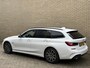 BMW 3-Serie Touring 320e M-pakket | 360 camera | Laser-LED | Sportstoelen | Leder/alcantara | Navigatie | Apple CarPlay | Head Up | 18 inch M-velgen | Stoelverwarming | Sfeerverlichting | Keyless | DAB | Elektrische achterklep | Volledig onderhouden