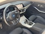 BMW 3-Serie Touring 320e M-pakket | 360 camera | Laser-LED | Sportstoelen | Leder/alcantara | Navigatie | Apple CarPlay | Head Up | 18 inch M-velgen | Stoelverwarming | Sfeerverlichting | Keyless | DAB | Elektrische achterklep | Volledig onderhouden