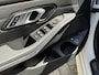 BMW 3-Serie Touring 320e M-pakket | 360 camera | Laser-LED | Sportstoelen | Leder/alcantara | Navigatie | Apple CarPlay | Head Up | 18 inch M-velgen | Stoelverwarming | Sfeerverlichting | Keyless | DAB | Elektrische achterklep | Volledig onderhouden