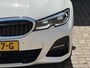 BMW 3-Serie Touring 320e M-pakket | 360 camera | Laser-LED | Sportstoelen | Leder/alcantara | Navigatie | Apple CarPlay | Head Up | 18 inch M-velgen | Stoelverwarming | Sfeerverlichting | Keyless | DAB | Elektrische achterklep | Volledig onderhouden