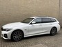 BMW 3-Serie Touring 320e M-pakket | 360 camera | Laser-LED | Sportstoelen | Leder/alcantara | Navigatie | Apple CarPlay | Head Up | 18 inch M-velgen | Stoelverwarming | Sfeerverlichting | Keyless | DAB | Elektrische achterklep | Volledig onderhouden