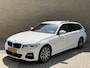 BMW 3-Serie Touring 320e M-pakket | 360 camera | Laser-LED | Sportstoelen | Leder/alcantara | Navigatie | Apple CarPlay | Head Up | 18 inch M-velgen | Stoelverwarming | Sfeerverlichting | Keyless | DAB | Elektrische achterklep | Volledig onderhouden