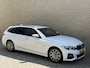 BMW 3-Serie Touring 320e M-pakket | 360 camera | Laser-LED | Sportstoelen | Leder/alcantara | Navigatie | Apple CarPlay | Head Up | 18 inch M-velgen | Stoelverwarming | Sfeerverlichting | Keyless | DAB | Elektrische achterklep | Volledig onderhouden