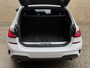 BMW 3-Serie Touring 320e M-pakket | 360 camera | Laser-LED | Sportstoelen | Leder/alcantara | Navigatie | Apple CarPlay | Head Up | 18 inch M-velgen | Stoelverwarming | Sfeerverlichting | Keyless | DAB | Elektrische achterklep | Volledig onderhouden
