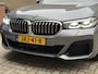 BMW 5-Serie Touring 530e 292pk | M-pakket | Camera | Leder | Sportstoelen | Wegklapbare trekhaak | Adaptieve cruise | Virtual cockpit | Sfeerverlichting | Apple CarPlay | Stoel&stuurverwarming | 19 inch M-velgen | Elektrische achterklep | Volledig onderhouden