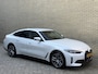 BMW i4 eDrive40 84 kWh | 93% SOH | Trekhaak elektrisch wegklapbaar | Sportstoelen | Half leder | Navigatie | Apple CarPlay | Stoelverwarming | 18 inch velgen | LED | DAB | Volledig onderhouden