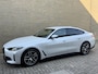 BMW i4 eDrive40 84 kWh | 93% SOH | Trekhaak elektrisch wegklapbaar | Sportstoelen | Half leder | Navigatie | Apple CarPlay | Stoelverwarming | 18 inch velgen | LED | DAB | Volledig onderhouden