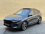 Ford Kuga 2.5 PHEV 224pk ST-Line X | 53.000km | Panoramadak | Camera voor&achter | Navigatie | 19 inch velgen | Adaptieve cruise | Lane assist | Dodehoekdetectie | Bang&Olufsen audio | Stoel&stuurverwarming | Verwarmde voorruit | Apple CarPlay | LED | DAB | Keyless | Elektrische achterklep | Volledig dealeronderhouden