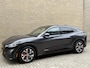 Ford Mustang Mach-E Extended Premium AWD 98 kWh | 94% SOH | Panoramadak | Trekhaak afneembaar | Lederen bekleding | 360 camera | Bang&Olufsen | 19 inch velgen | Adaptieve cruise | Elektrische achterklep | Dodehoekdetectie | LED | DAB | Keyless | Dealeronderhouden