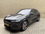Ford Mustang Mach-E Extended Premium AWD 98 kWh | 94% SOH | Panoramadak | Trekhaak afneembaar | Lederen bekleding | 360 camera | Bang&Olufsen | 19 inch velgen | Adaptieve cruise | Elektrische achterklep | Dodehoekdetectie | LED | DAB | Keyless | Dealeronderhouden
