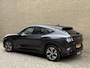 Ford Mustang Mach-E Extended Premium AWD 98 kWh | 94% SOH | Panoramadak | Trekhaak afneembaar | Lederen bekleding | 360 camera | Bang&Olufsen | 19 inch velgen | Adaptieve cruise | Elektrische achterklep | Dodehoekdetectie | LED | DAB | Keyless | Dealeronderhouden