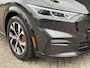 Ford Mustang Mach-E Extended Premium AWD 98 kWh | 94% SOH | Panoramadak | Trekhaak afneembaar | Lederen bekleding | 360 camera | Bang&Olufsen | 19 inch velgen | Adaptieve cruise | Elektrische achterklep | Dodehoekdetectie | LED | DAB | Keyless | Dealeronderhouden
