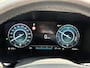 Hyundai Santa Fe 1.6 T-GDI PHEV 265pk Premium Plus Sky 7-persoons | Panoramadak | Leder | Head up | 360 camera | Stoel&stuurverwarming | Navigatie | Apple CarPlay | Adaptieve cruise | Lane assist | 19 inch velgen | Keyless | LED | DAB | Dealeronderhouden