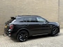Lynk & Co 01 1.5 PHEV 261pk | Blackline | 360 camera | Trekhaak afneembaar | Panoramadak | Navigatie | Apple CarPlay | Adaptieve cruise | Stoelverwarming | Infinity sound | Keyless | LED | DAB | Elektrische achterklep | Volledig onderhouden | NAP Origineel Nederlandse auto