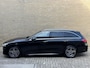 Mercedes-Benz C-klasse 300 e AMG Line | Sfeerverlichting | Half leder | 360 camera | Navigatie | Apple CarPlay | Stoelverwarming | Dodehoekdetectie | 18 inch AMG velgen | LED | DAB | Keyless | Elektrische achterklep | Volledig onderhouden