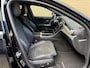 Mercedes-Benz C-klasse 300 e AMG Line | Sfeerverlichting | Half leder | 360 camera | Navigatie | Apple CarPlay | Stoelverwarming | Dodehoekdetectie | 18 inch AMG velgen | LED | DAB | Keyless | Elektrische achterklep | Volledig onderhouden