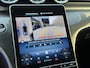 Mercedes-Benz C-klasse 300 e AMG Line | Sfeerverlichting | Half leder | 360 camera | Navigatie | Apple CarPlay | Stoelverwarming | Dodehoekdetectie | 18 inch AMG velgen | LED | DAB | Keyless | Elektrische achterklep | Volledig onderhouden