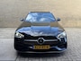 Mercedes-Benz C-klasse 300 e AMG Line | Sfeerverlichting | Half leder | 360 camera | Navigatie | Apple CarPlay | Stoelverwarming | Dodehoekdetectie | 18 inch AMG velgen | LED | DAB | Keyless | Elektrische achterklep | Volledig onderhouden