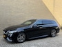 Mercedes-Benz C-klasse 300 e AMG Line | Sfeerverlichting | Half leder | 360 camera | Navigatie | Apple CarPlay | Stoelverwarming | Dodehoekdetectie | 18 inch AMG velgen | LED | DAB | Keyless | Elektrische achterklep | Volledig onderhouden