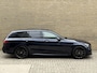 Mercedes-Benz C-klasse Estate 180 Business Solution AMG | Panoramadak | Trekhaak elektrisch wegklapbaar | Distronic | Camera | Sportstoelen | Lederen bekleding | Stoelverwarming | Navigatie | Apple CarPlay | 19 inch velgen | Sfeerverlichting | Elektrische achterklep | LED | Volledig dealeronderhouden