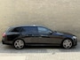 Mercedes-Benz E-klasse Estate 300 e 320pk Avantgarde AMG Line | Elektrisch wegklapbare trekhaak | Schuif/kanteldak | 360 camera | Widescreen | Sfeerverlichting | Apple CarPlay | Stoelverwarming | Elektrische achterklep | Volledig onderhouden