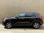 Volvo XC40 1.5 T3 163pk R-Design | Leder/alcantara | Navigatie | Cruise control | Lane assist | Virtueel cockpit | Sportstoelen | Sportstuur | Apple CarPlay | LED | Elektrische achterklep | Parkeersensoren voor&achter | Camera