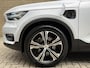 Volvo XC40 1.5 T5 262pk Recharge | Lederen bekleding | Trekhaak wegklapbaar (1800kg trekgewicht) | 19 inch velgen | Camera | Apple CarPlay | Navigatie | Cruise control | Stoelverwarming voor&achter | Stuurverwarming | Full-LED | DAB | Keyless | Dodehoekdetectie | Volledig onderhouden