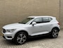 Volvo XC40 1.5 T5 262pk Recharge | Lederen bekleding | Trekhaak wegklapbaar (1800kg trekgewicht) | 19 inch velgen | Camera | Apple CarPlay | Navigatie | Cruise control | Stoelverwarming voor&achter | Stuurverwarming | Full-LED | DAB | Keyless | Dodehoekdetectie | Volledig onderhouden