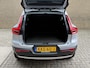 Volvo XC40 1.5 T5 262pk Recharge | Lederen bekleding | Trekhaak wegklapbaar (1800kg trekgewicht) | 19 inch velgen | Camera | Apple CarPlay | Navigatie | Cruise control | Stoelverwarming voor&achter | Stuurverwarming | Full-LED | DAB | Keyless | Dodehoekdetectie | Volledig onderhouden