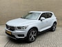 Volvo XC40 1.5 T5 262pk Recharge | Lederen bekleding | Trekhaak wegklapbaar (1800kg trekgewicht) | 19 inch velgen | Camera | Apple CarPlay | Navigatie | Cruise control | Stoelverwarming voor&achter | Stuurverwarming | Full-LED | DAB | Keyless | Dodehoekdetectie | Volledig onderhouden