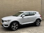 Volvo XC40 1.5 T5 262pk Recharge | Lederen bekleding | Trekhaak wegklapbaar (1800kg trekgewicht) | 19 inch velgen | Camera | Apple CarPlay | Navigatie | Cruise control | Stoelverwarming voor&achter | Stuurverwarming | Full-LED | DAB | Keyless | Dodehoekdetectie | Volledig onderhouden
