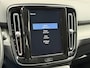 Volvo XC40 1.5 T5 262pk Recharge | Lederen bekleding | Trekhaak wegklapbaar (1800kg trekgewicht) | 19 inch velgen | Camera | Apple CarPlay | Navigatie | Cruise control | Stoelverwarming voor&achter | Stuurverwarming | Full-LED | DAB | Keyless | Dodehoekdetectie | Volledig onderhouden