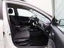 Kia Stonic 1.0 T-GDi MHEV DynamicLine | Apple Carplay / Android Auto | Parkeer sensoren | Navigatie | Camera | Cruise control | Climate control | DAB |