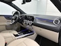 Mercedes-Benz GLA 200 Luxury Line | Machiatobeige int. | Sfeerverlichting | Dode Hoek Ass | Keyless Go | Parkeerpakket met Camera | Inclusief 24 maanden Mercedes-Benz Certified garantie voor Europa.