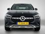 Mercedes-Benz GLA 200 Luxury Line | Machiatobeige int. | Sfeerverlichting | Dode Hoek Ass | Keyless Go | Parkeerpakket met Camera | Inclusief 24 maanden Mercedes-Benz Certified garantie voor Europa.