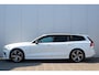 Volvo V60 2.0 B4 R-Design | Styling Kit | Harman Kardon Premium Sound | Adaptieve Cruise Control | BLIS | Parkeercamera | Standkachel | Elektrische verstelbare voorstoelen | Stoel-/Stuurwielverwarming | Navigatie |