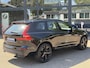 Volvo XC60 2.0 T6 Plug-in hybrid AWD Plus Black Edition EL. TREKHAAK | DEALER ONDERHOUDEN | STOEL VERWARMING VOOR EN ACHTER | PANORAMA DAK | 360 GRADEN CAMERA | ELEK. STOELEN MET GEHEUGEN | 12 MAANDEN BOVAG GARANTIE