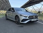 Mercedes-Benz A-klasse 250e Business Solution AMG | Night | Panoramadak | Memory | Head-up display | 360 camera | Sfeerverlichting |