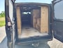 Renault Trafic 1.6dCi 146PK T29 L2H1 3-Persoons **Motor verbruikt overmatig olie** Camera Trekhaak Airco Cruise Control Pdc Regen-Lichtsensor Comfort Energy Lmv Sidebars Achterklep Achterdeuren Betonplex Vloer Kasteninbouw 2.000KG Trekgewicht