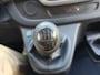 Renault Trafic 1.6dCi 146PK T29 L2H1 3-Persoons **Motor verbruikt overmatig olie** Camera Trekhaak Airco Cruise Control Pdc Regen-Lichtsensor Comfort Energy Lmv Sidebars Achterklep Achterdeuren Betonplex Vloer Kasteninbouw 2.000KG Trekgewicht