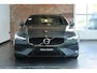 Volvo V60 B4 Essential Edition | Lederen bekleding | Parkeercamera | Parkeersensoren voor + achter | Google infotainment | Climate Control | Cruise Control | Zwarte hemelbekleding |