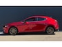 Mazda 3 2.0 186pk e-SkyActiv-X M Hybrid Takumi | 360 Camera | Aero Pakket | Adaptive Cruise + Stuurhulp | Carplay | Dashcam | Keyless | Head-up | Lederen Bekleding | 18"