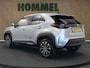 Toyota Yaris Cross 1.5 Hybrid 130 Dynamic - DODEHOEK DETECTIE - DIRECT UIT VOORRAAD LEVERBAAR - PARKEERSENSOREN VOOR EN ACHTER - STOEL & STUUR VERWARMING - DRAADLOZE TELEFOONLADER - KEYLESS ENRTY & START - BESTUURDERS EN BIJRIJDERSSTOEL IN HOOGTE VERSTELBAAR