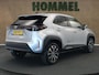 Toyota Yaris Cross 1.5 Hybrid 130 Dynamic - DODEHOEK DETECTIE - DIRECT UIT VOORRAAD LEVERBAAR - PARKEERSENSOREN VOOR EN ACHTER - STOEL & STUUR VERWARMING - DRAADLOZE TELEFOONLADER - KEYLESS ENRTY & START - BESTUURDERS EN BIJRIJDERSSTOEL IN HOOGTE VERSTELBAAR
