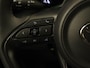 Toyota Yaris Cross 1.5 Hybrid 130 Dynamic - DODEHOEK DETECTIE - DIRECT UIT VOORRAAD LEVERBAAR - PARKEERSENSOREN VOOR EN ACHTER - STOEL & STUUR VERWARMING - DRAADLOZE TELEFOONLADER - KEYLESS ENRTY & START - BESTUURDERS EN BIJRIJDERSSTOEL IN HOOGTE VERSTELBAAR