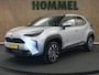Toyota Yaris Cross 1.5 Hybrid 130 Dynamic - DODEHOEK DETECTIE - DIRECT UIT VOORRAAD LEVERBAAR - PARKEERSENSOREN VOOR EN ACHTER - STOEL & STUUR VERWARMING - DRAADLOZE TELEFOONLADER - KEYLESS ENRTY & START - BESTUURDERS EN BIJRIJDERSSTOEL IN HOOGTE VERSTELBAAR
