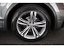 Volkswagen Tiguan 1.5 TSI 150pk DSG Highline Business R Trekhaak Panoramadak Camera Stoelverwarming Navigatie